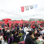 Kayseri halkı Recep Tayyip Erdoğan Millet Bahçesi'nde dev ekrandan milli maçı izlerken Türk bayrakları ve milli takım formalarıyla destek veriyor.