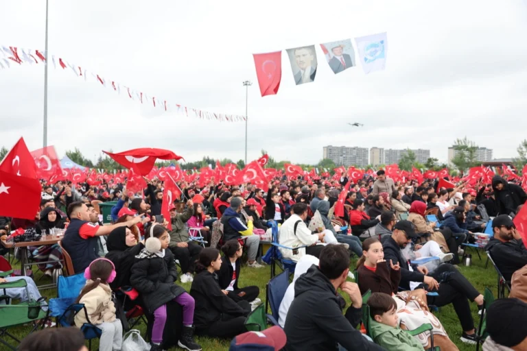Kayseri halkı Recep Tayyip Erdoğan Millet Bahçesi'nde dev ekrandan milli maçı izlerken Türk bayrakları ve milli takım formalarıyla destek veriyor.