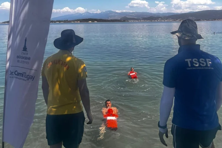 İzmir'de cankurtaran eğitimleri ve plaj güvenliği