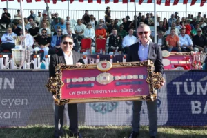 Başpehlivan Feyzullah Aktürk, Kocaeli Sekapark Altınkemer Yağlı Güreşleri'nde altın kemerini alırken görülüyor.