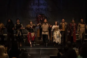 Maltepe Belediye Tiyatrosu'nun sahnelediği Hamlet oyunu Avrupa'da büyük övgü aldı.