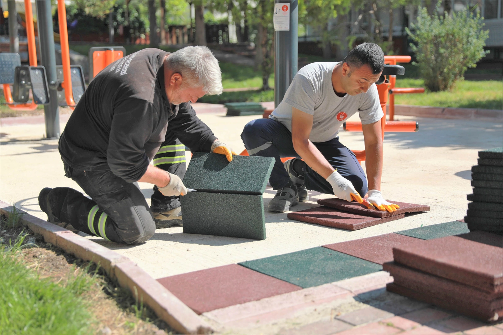 Keçiören'de yenilenen parklarda oturan vatandaşlar