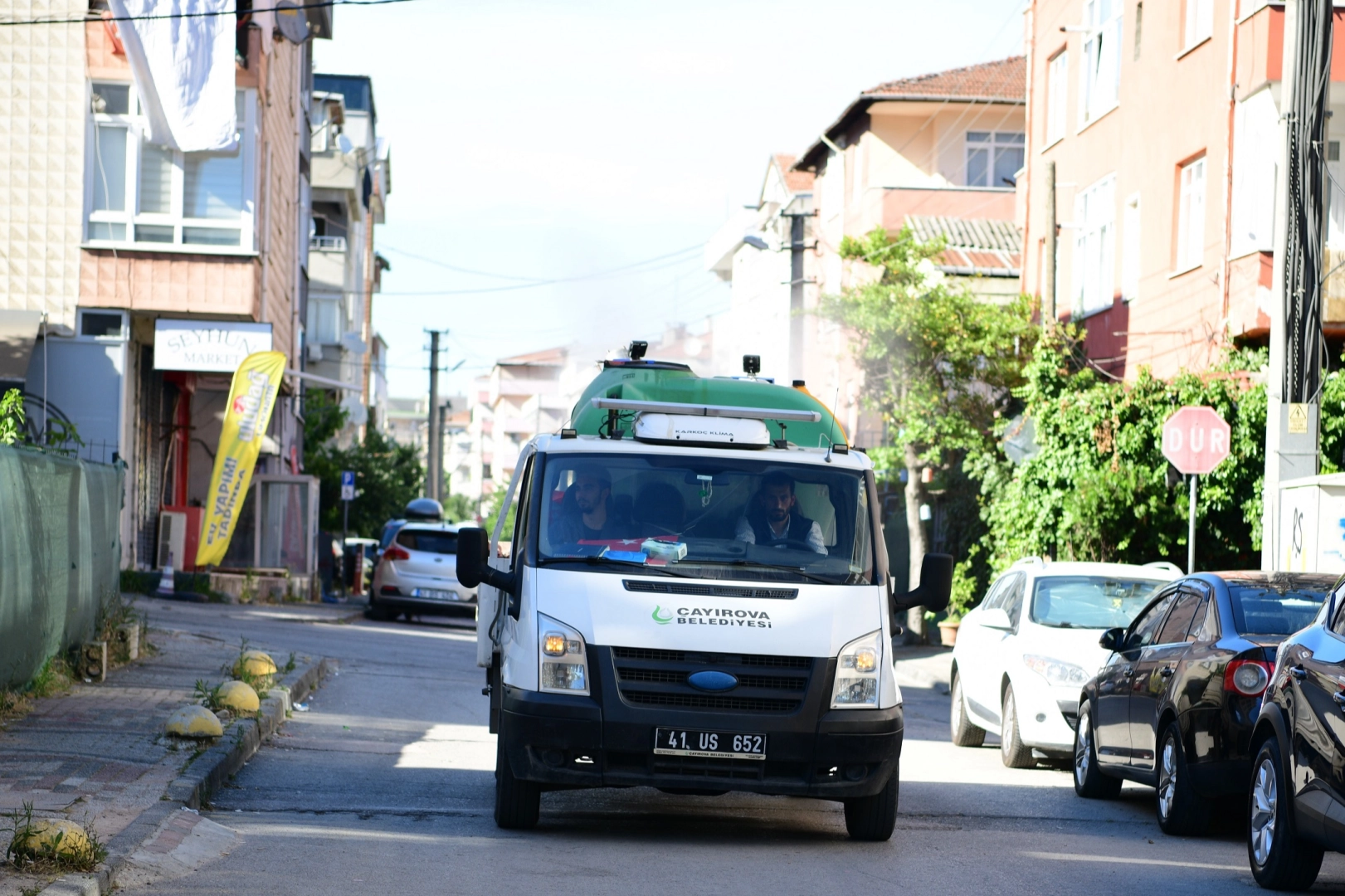 Çayırova Belediyesi ekipleri vektörle mücadele kapsamında ilaçlama yapıyor
