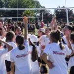 Bursa Osmangazi'de düzenlenen mini voleybol şenliğine katılan çocuklar
