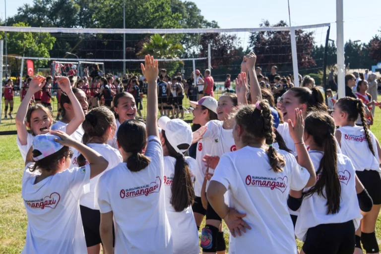 Bursa Osmangazi'de düzenlenen mini voleybol şenliğine katılan çocuklar