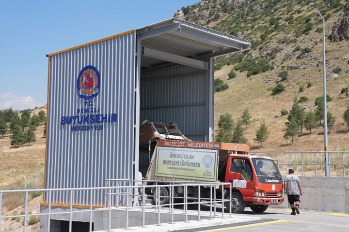 Denizli'de vahşi depolama uygulamasına son veren Honaz Katı Atık Aktarma İstasyonu'nun açılışı