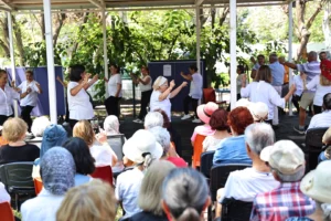 Antalya Aktif Yaşlı Merkezi üyeleri halk oyunları ve el sanatları gösterisi sunuyor