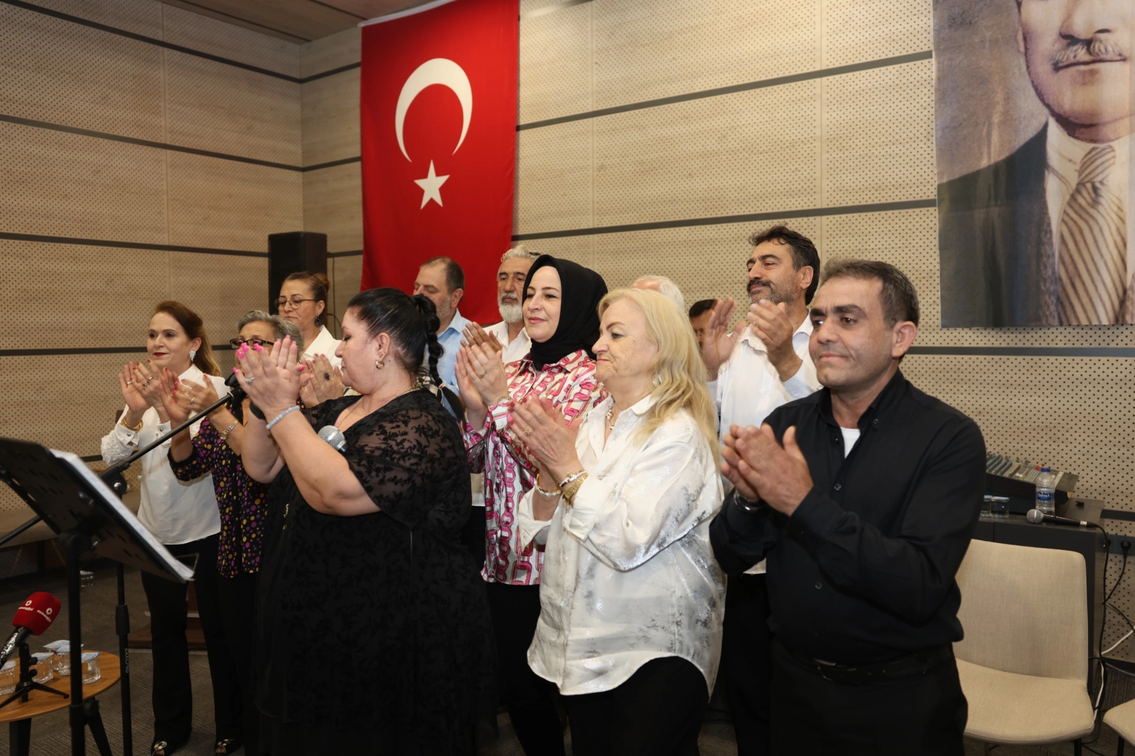 Osmangazi Belediyesi tarafından düzenlenen moral konserinde rehabilitasyon merkezi sakinleri keyifli anlar yaşıyor.