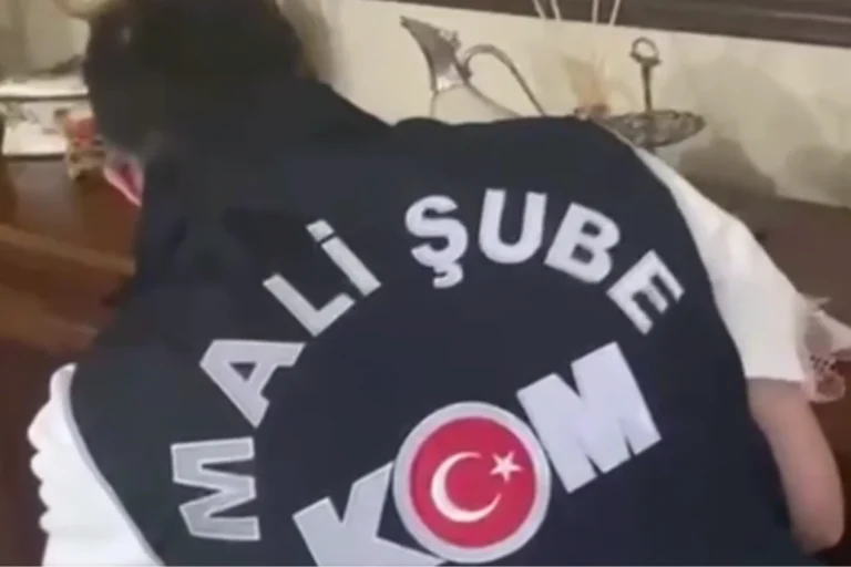 İskan usulsüzlüğü operasyonu kapsamında gözaltına alınan şüpheliler ve güvenlik güçleri