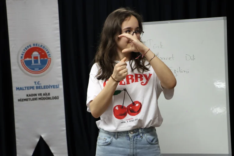Maltepe'de işaret dili eğitimleri başladı, engelsiz iletişim ağı kuruluyor