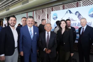 Kayseri Büyükşehir Belediye Başkanı Dr. Memduh Büyükkılıç, 8. Kayserililer Zirvesi'nde konuşma yaparken