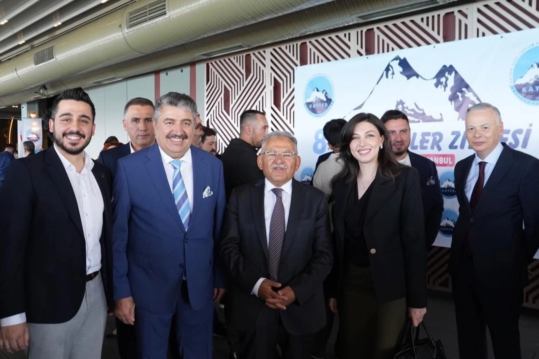 Kayseri Büyükşehir Belediye Başkanı Dr. Memduh Büyükkılıç, 8. Kayserililer Zirvesi'nde konuşma yaparken