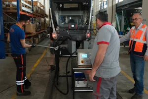 Antalya Ulaşım AŞ mühendisleri tramvay fren kaliperi üzerinde çalışırken
