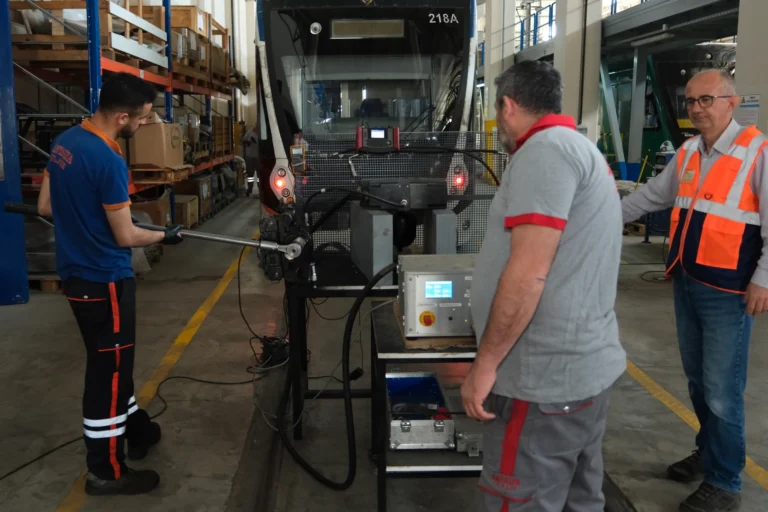 Antalya Ulaşım AŞ mühendisleri tramvay fren kaliperi üzerinde çalışırken