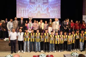 Gaziantep Okul Sporları Enleri Ödül Töreni'nde sporcular ve yöneticiler