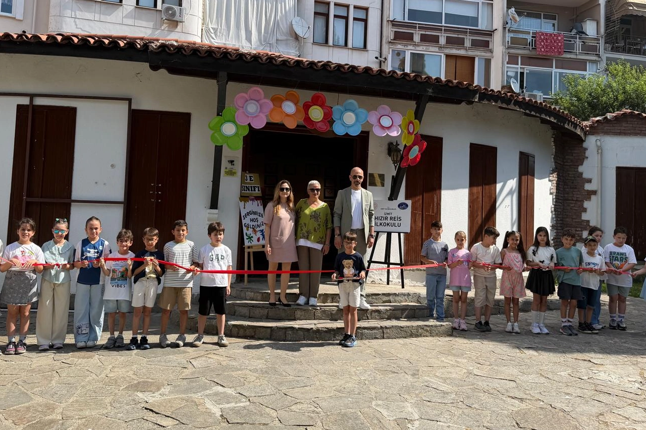 İzmit Hızır Reis İlkokulu öğrencilerinin Cumhuriyet Sanat Galerisi'nde açtığı resim sergisi.
