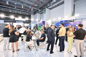 Sigorta İzmir fuar ve zirvesi katılımcıları ve sektör profesyonelleri bir arada