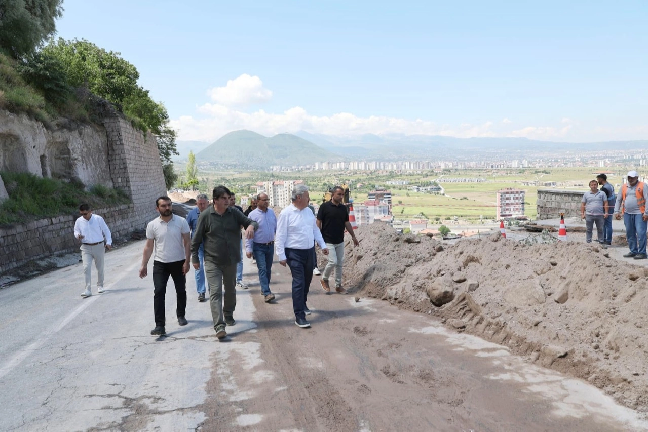 Melikgazi'de çöken istinat duvarına belediye ekiplerinin müdahalesi ve yeni duvar inşa çalışmaları