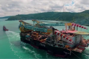 Dev vinç gemisi Saipem 7000, Kıyı Emniyeti ekipleri eşliğinde İstanbul Boğazı'ndan geçiyor.