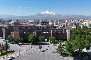 Kayseri Kalesi içinde hizmete giren Mülhem Kayseri Mutfağı'nın dış görünüşü