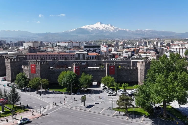 Kayseri Kalesi içinde hizmete giren Mülhem Kayseri Mutfağı'nın dış görünüşü