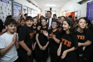 Millî Eğitim Bakanı Yusuf Tekin'in Bursa'daki Yahya Kemal Beyatlı Ortaokulu'na yaptığı sürpriz ziyaret.