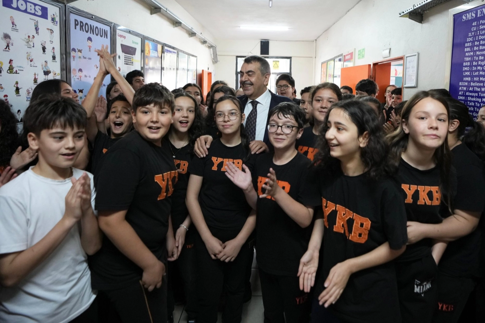 Millî Eğitim Bakanı Yusuf Tekin'in Bursa'daki Yahya Kemal Beyatlı Ortaokulu'na yaptığı sürpriz ziyaret.