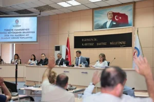 Denizli Büyükşehir Belediye Meclisi'nde alınan kararlar sonrası toplu ulaşım, sosyal konut ve çevre yolu projeleri hakkında açıklama yapılıyor.