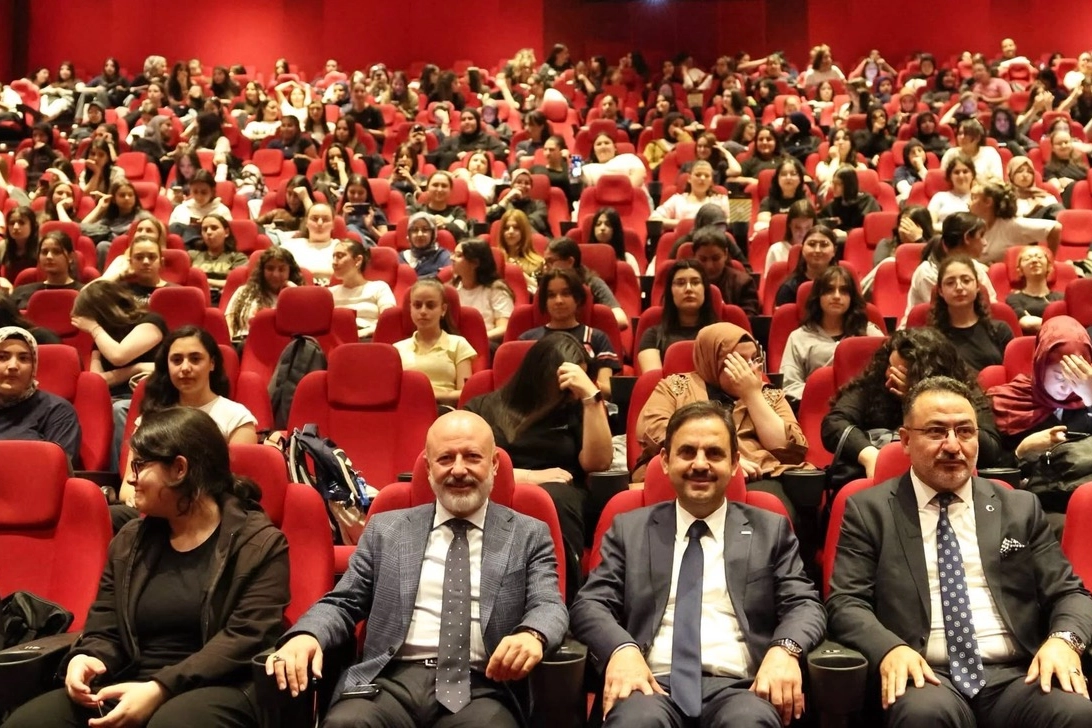Kocasinan Belediyesi'nin gençlere yönelik Necip Fazıl Kısakürek'in 'Bir Adam Yaratmak' filmi gösterimi etkinliği