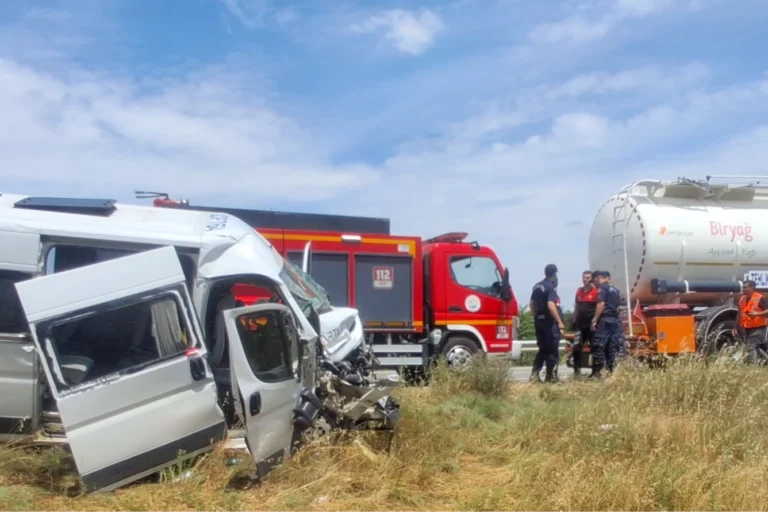 Keşan-Gelibolu yolunda tıra çarpan minibüs ve yaralılar