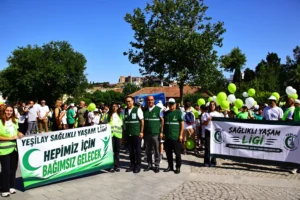 Selçuk'ta düzenlenen Sağlıklı Yaşam Festivali'nde katılımcılar yürüyüş yapıyor
