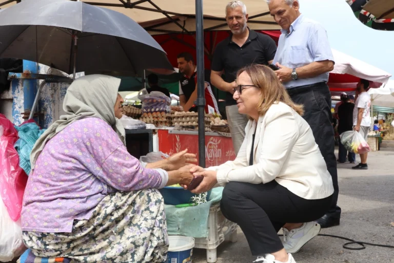 Güzelbahçe Belediye Başkan Vekili Ayşe Akın'ın semt pazarı ziyareti ve esnafla buluşması