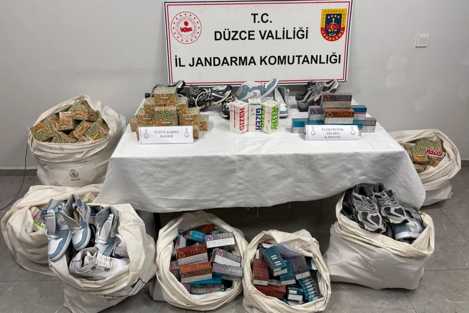 Düzce'de jandarma ekiplerinin kaçakçılık operasyonu sonucu ele geçirilen ürünler.