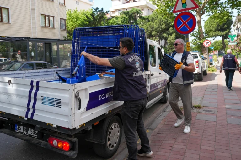 Maltepe'de zabıta ekipleri kaldırım işgallerine karşı denetim yaparken