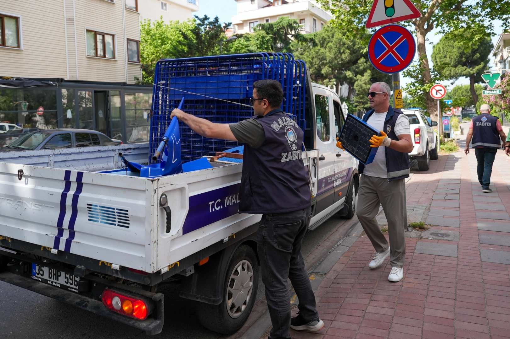 Maltepe'de zabıta ekipleri kaldırım işgallerine karşı denetim yaparken