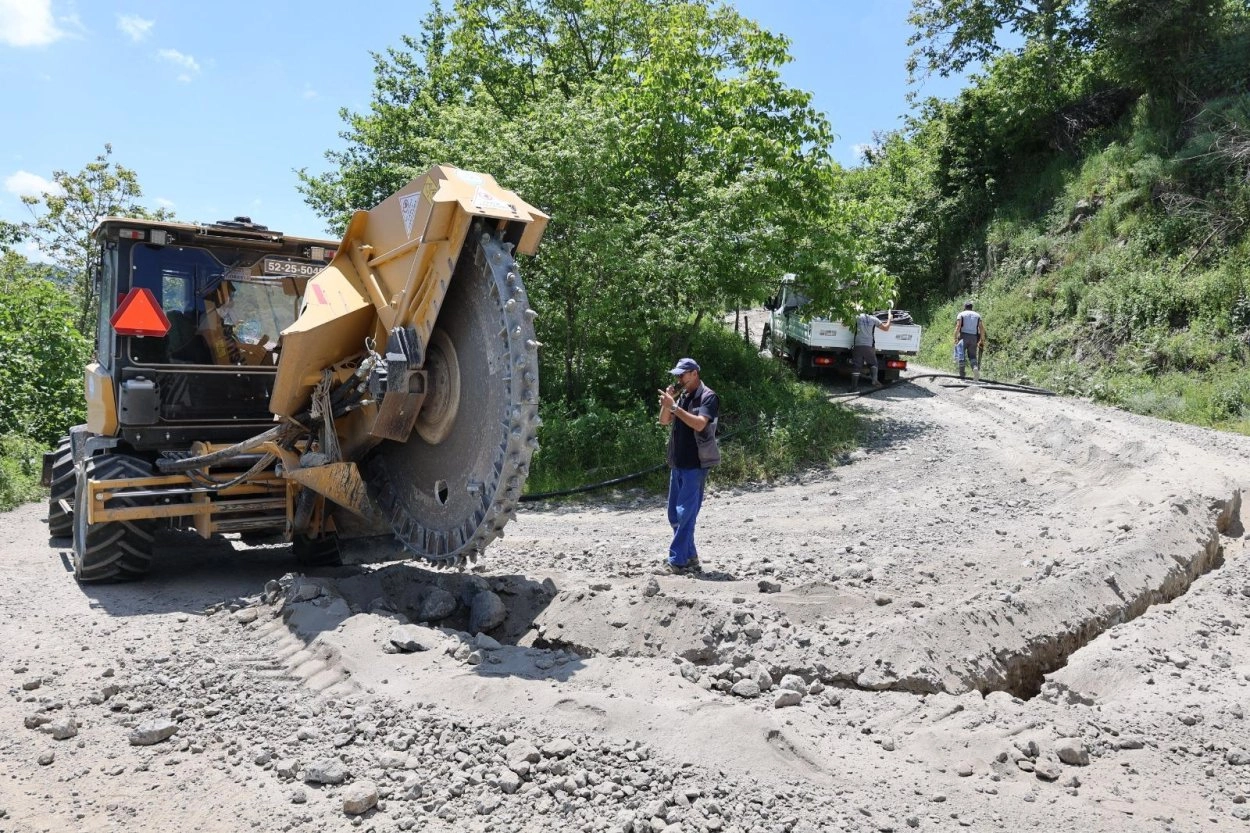 Ordu'nun İkizce ilçesine bağlı Yoğunoluk Mahallesi'nde devam eden içme suyu hattı çalışmaları