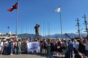 Denizli'de 'Yüzme Bilmeyen Kadın Kalmasın' projesi kapsamında Marmaris'te yüzme öğrenen kadınlar