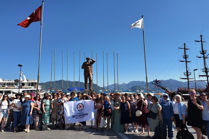 Denizli'de 'Yüzme Bilmeyen Kadın Kalmasın' projesi kapsamında Marmaris'te yüzme öğrenen kadınlar