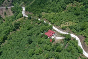 Ordu ve Tokat'ı birbirine bağlayan grup yolunda beton yol çalışması yapılıyor.