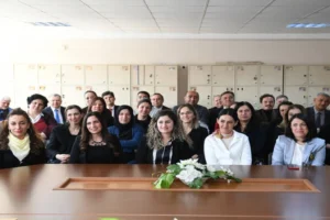 Öğretmenler çevrimiçi seminerlere katılıyor
