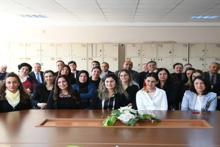 Öğretmenler çevrimiçi seminerlere katılıyor
