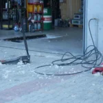Ağrı'da kavak ağaçlarından yayılan beyaz polenlerin kapladığı bir cadde ve araçlar