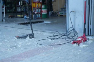 Ağrı'da kavak ağaçlarından yayılan beyaz polenlerin kapladığı bir cadde ve araçlar