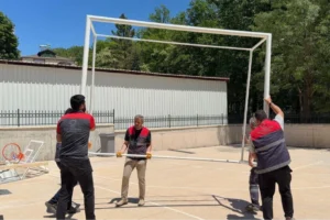 Ordu'da öğrenciler için kurulan voleybol sahası ve basketbol potası