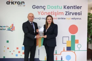 Antalya Büyükşehir Belediyesi'nin Genç Dostu Kent ödülünü alırken çekilmiş bir fotoğrafı.
