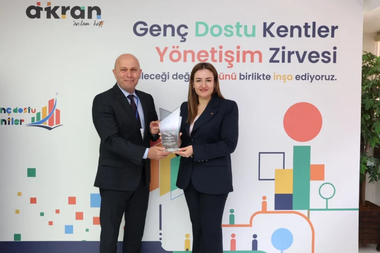 Antalya Büyükşehir Belediyesi'nin Genç Dostu Kent ödülünü alırken çekilmiş bir fotoğrafı.