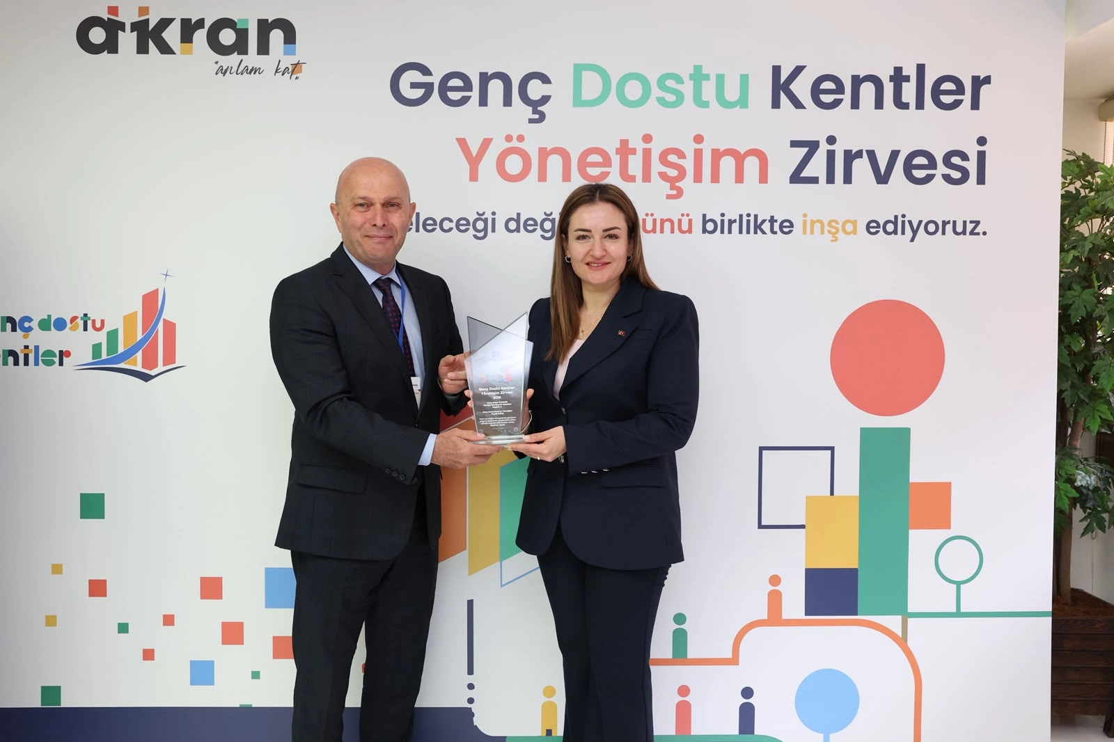 Antalya Büyükşehir Belediyesi'nin Genç Dostu Kent ödülünü alırken çekilmiş bir fotoğrafı.