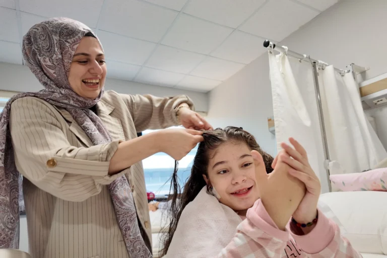 Kocaeli Büyükşehir Belediyesi, Tuana Budak'a ameliyat öncesi moral desteği veriyor, Engelsiz Taksi hizmeti vurgulanıyor.