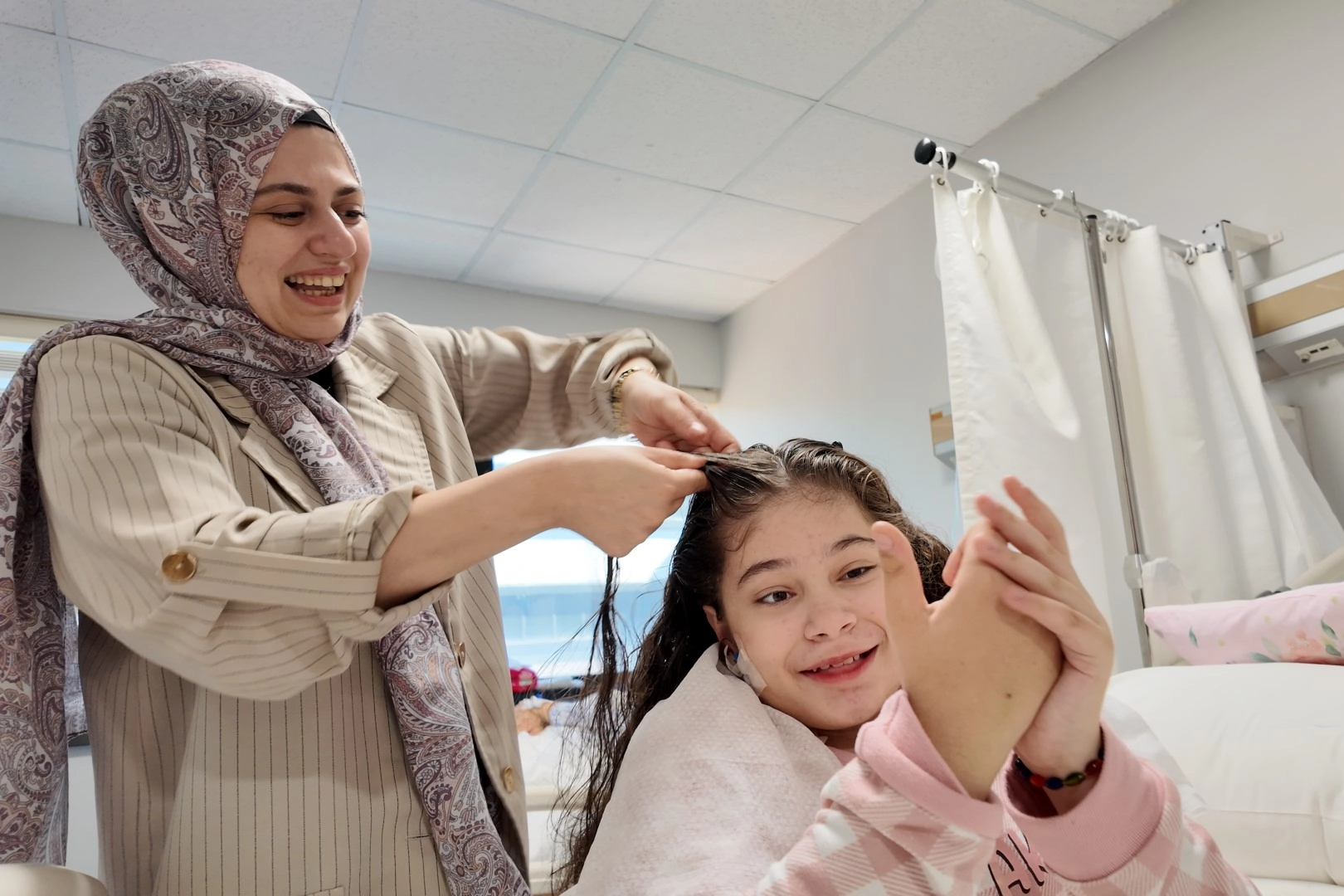 Kocaeli Büyükşehir Belediyesi, Tuana Budak'a ameliyat öncesi moral desteği veriyor, Engelsiz Taksi hizmeti vurgulanıyor.