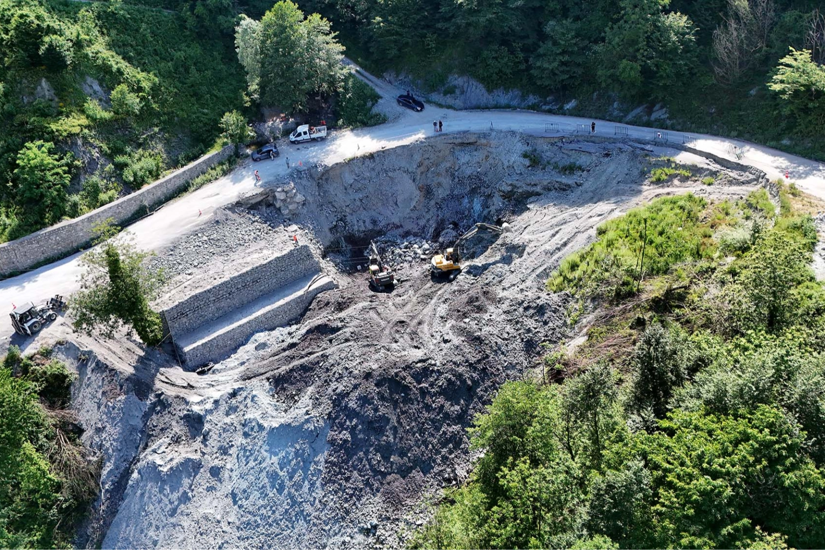 Sakarya'da Akçay Barajı isale hattı heyelan riskine karşı taş duvarla korunuyor